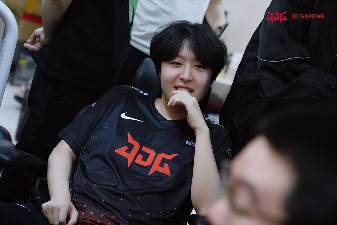 MAD血洗JDG，Kanavi团战一打五顶尖较量小组赛，成为赛场最大亮点