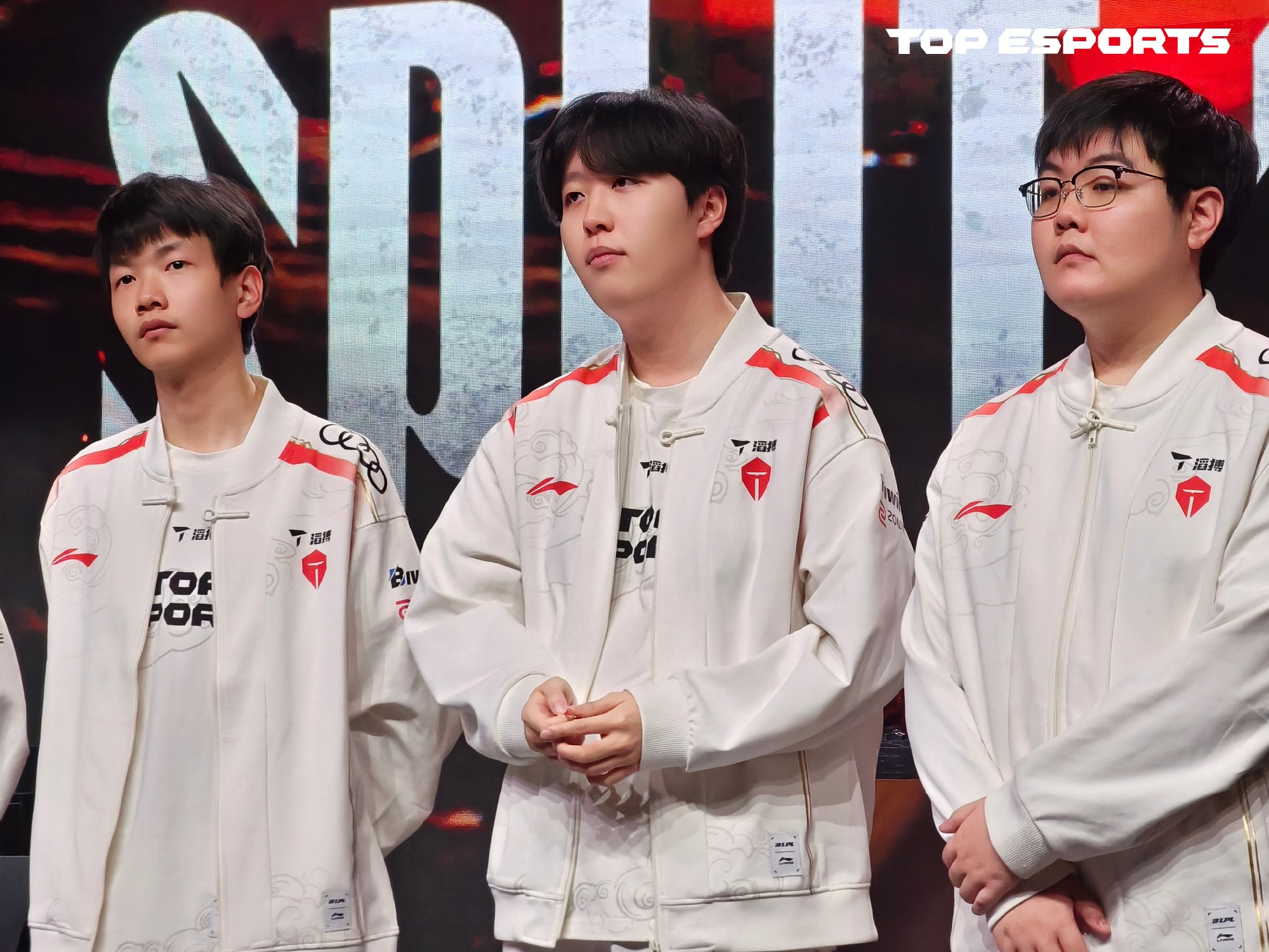 开云体育-HLE横扫MAD，Caps打出惊人五杀顶尖较量八强赛，点燃全场激情的简单介绍